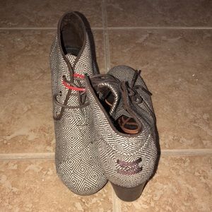 Toms brown with accents wedges